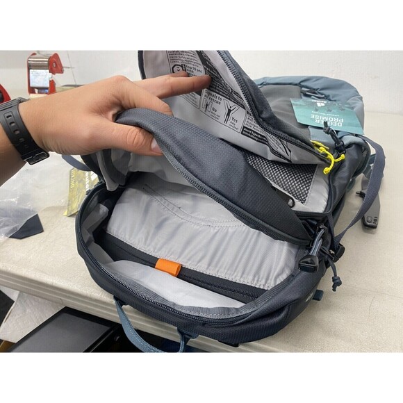 Deuter Futura 25 SL Women's Hiking Backpack in Graphite / Shale (3400221-4409) - Picture 3 of 16